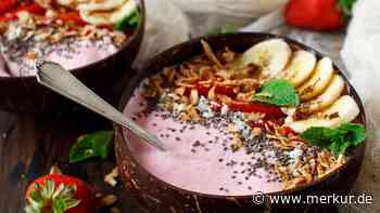 Mit einer bunten Erdbeer-Smoothie-Bowl fruchtig-frisch in den Tag starten