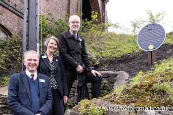 Didcot Railway Centre unveils blue plaque for restoration
