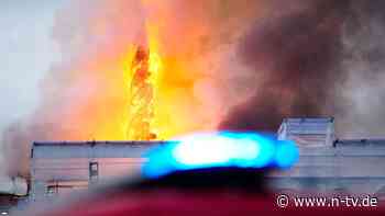 Turmspitze schon eingestürzt: Börse in Kopenhagen brennt lichterloh