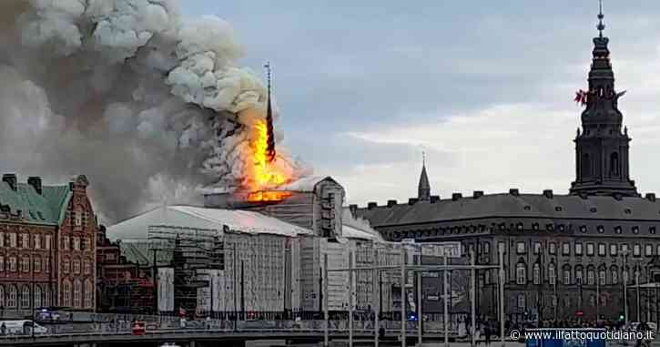 Maxi incendio alla Borsa di Copenaghen: crollata la guglia avvolta dalle fiamme – Le prime immagini