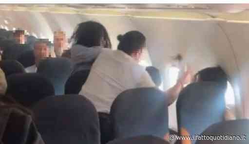 Scoppia la rissa tra due donne sul volo EasyJet Napoli-Ibiza: a bordo è il caos, interviene la polizia – VIDEO