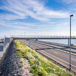 Afsluitdijk in beide richtingen dicht na dodelijk ongeluk met vrachtwagen