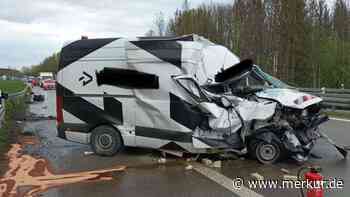 Schwerer Auffahr-Unfall auf der A95 bei Sindelsdorf: Sprinter-Fahrer hat noch Glück