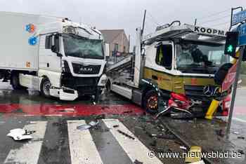 Twee vrachtwagens botsen op druk kruispunt in Tongeren: chauffeur uit Oud-Heverlee gewond