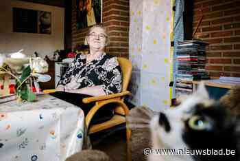 Christine (66) overleeft op minimumpensioen: “Toen ik cash voor een koffie wou betalen, werd ik voor de hele zaak te kijk gezet”