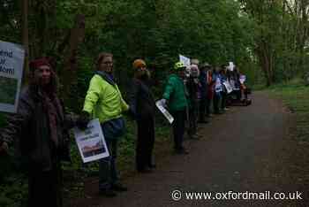 Oxford Grandpont Bridge protesters form human chain