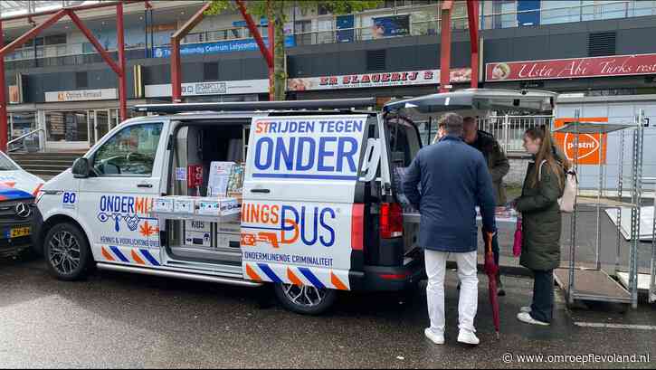 Lelystad - Bus in Lelystad om inwoners te wijzen op signalen van criminele onderwereld