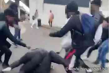 Beelden van vechtpartij tonen hoe tientallen jongeren iemand op de grond viseren en schoppen