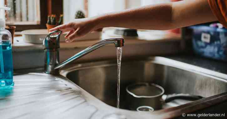 Van 128 naar 100 liter water per persoon per dag: spoel de vaat niet schoon en leg een fles in de stortbak