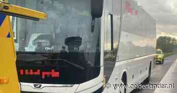 File op de A73: bus gaat kapot en moet weggesleept worden