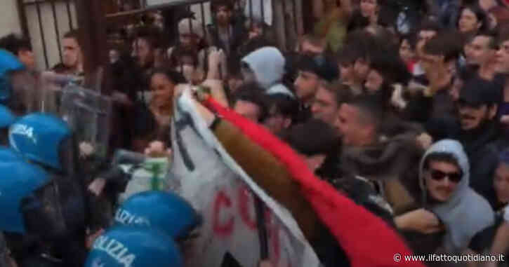 Corteo pro Palestina alla Sapienza di Roma, scontri tra studenti e polizia. I collettivi: “Due fermati e diversi feriti”