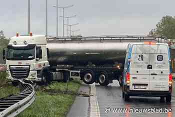 Vrachtwagen crasht en verspert urenlang E314 in Houthalen met heel wat verkeershinder tot gevolg