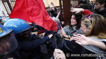 Scontri tra studenti e polizia alla Sapienza dopo il "no" dell'ateneo al boicottaggio di Israele