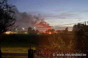 Vrachtwagen vliegt in brand op E17, rookontwikkeling en vuur van ver te zien
