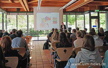 Heiner Heiner Scheffold diskutiert mit Schülerinnen und Schülern