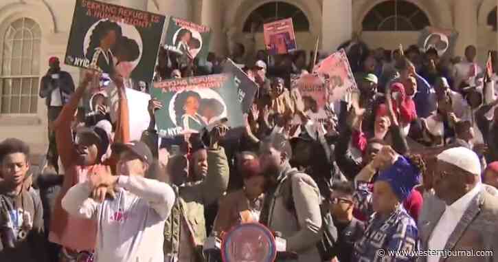 Hundreds of African Immigrants Flock to NY City Hall to Complain That Living Conditions Are 'Not What They Were Expecting'