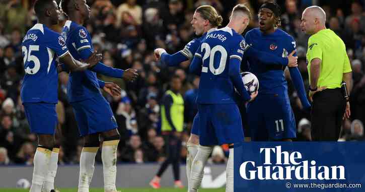 Pochettino 'upset' at Chelsea penalty spat and argues with journalist – video