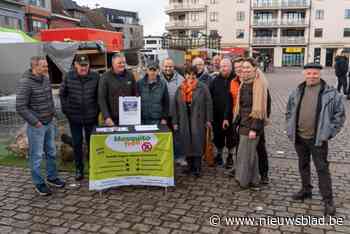 Mol overhandigt petitie voor behoud dierenmarkt aan Vlaams Parlement