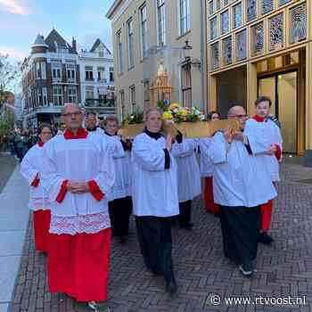 "Het is hier net Lourdes"; reliekschrijn met gebeente heilige Bernadette in processie door Deventer binnenstad