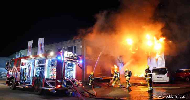Autoschadebedrijf en sportschool verwoest door grote brand: 'We waren bang dat het vuur onze kant op zou komen’