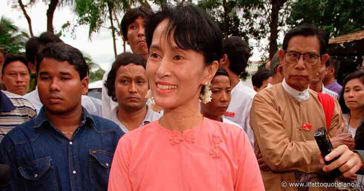 L’ex leader birmana Aung San Suu Kyi è uscita di prigione: trasferita ai domiciliari