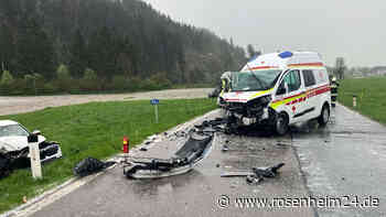 BMW rammt Rettungswagen frontal und „fliegt“ von Straße: Vier Verletzte