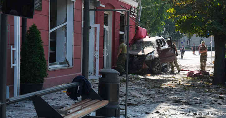 Ucraina, missili russi su Chernihiv: 11 morti e cinquanta feriti. Zelensky polemizza ancora: “Con la difesa aerea non sarebbe successo”