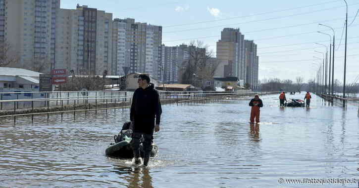 I cambiamenti climatici fanno affogare la Russia: fiumi straripati a Orsk e Orenburg, diga crollata, 156mila case sott’acqua