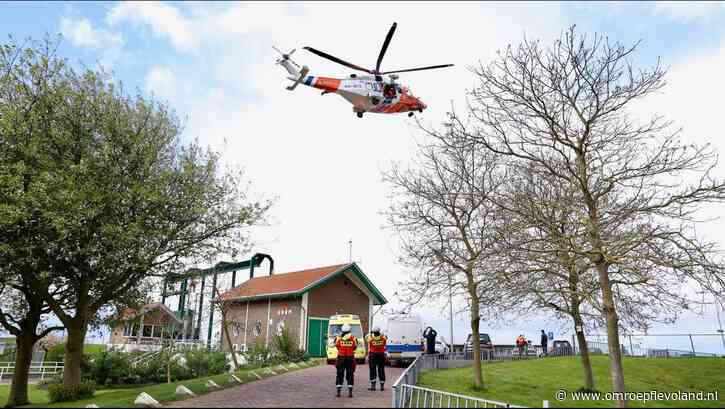Dronten - Man gewond na val van schip, per helikopter aan wal gebracht