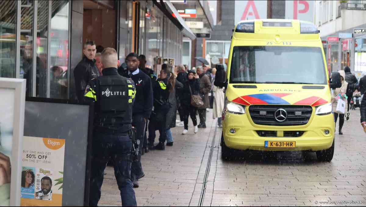 Almere - Vrouw gewond geraakt in Almeers winkelcentrum, vermoedelijk steekincident