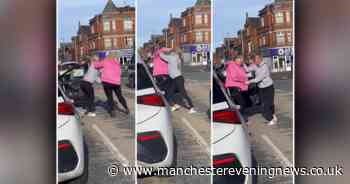"You are lying": Chaotic moment FIGHT breaks out between two women in traffic light queue