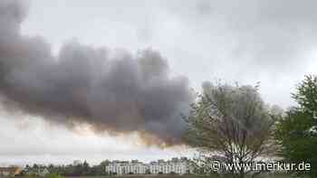 Großbrand in Germering:  Alte Tennishalle in Flammen - Rauchsäule schon von Weitem zu sehen