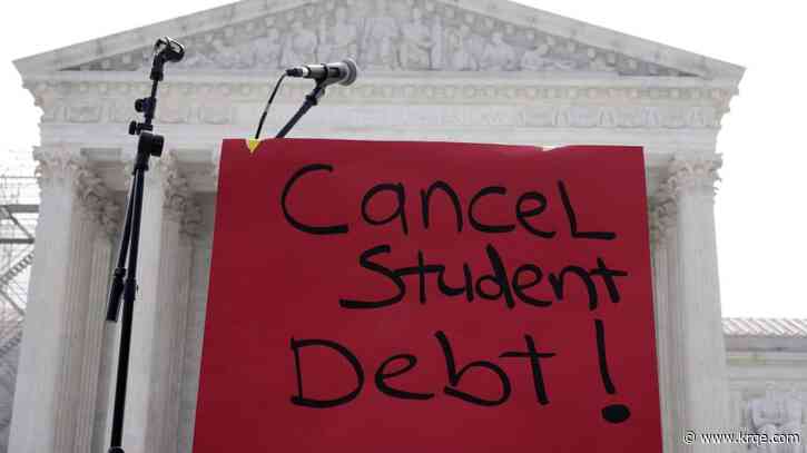 Most student loan borrowers say they've delayed major life events due to debt, poll finds