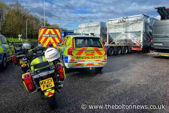 M60: Police escort two abnormal loads through to Cheshire