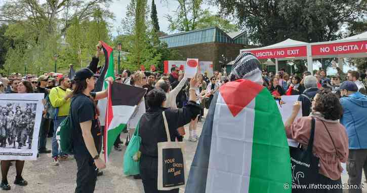 La chiusura del padiglione israeliano non è bastata: alla Biennale la protesta contro il “genocidio”. Contestati anche Germania e Usa