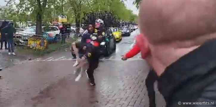 Akelige beelden: Compleet onderkoelde Skjelmose valt bijna van fiets en moet weggedragen worden