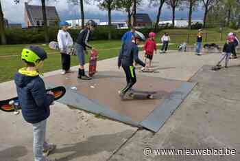 Kinderen krijgen skateboardinitiatie op buitenspeeldag