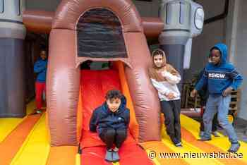 IN BEELD. Binnen is het ook plezant: kinderen genieten van atypische ‘Buitenspeeldag’ in Borgerhout