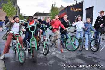 Vijfse jeugd dolt met gekke fietsen