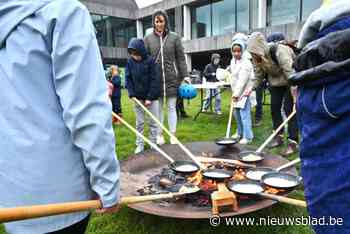 Kinderen trotseren regen voor pannenkoeken op Buitenspeeldag