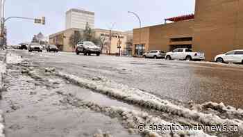 ‘We call this heart attack snow’: Wet snow blankets Saskatoon