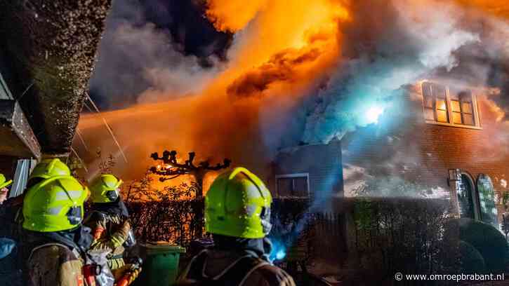 Vrijstaande villa door brand verwoest, vlammen gepen snel om zich heen