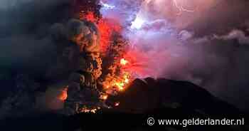 Duizenden Indonesiërs vluchten voor regen van as en stenen door spuwende vulkaan
