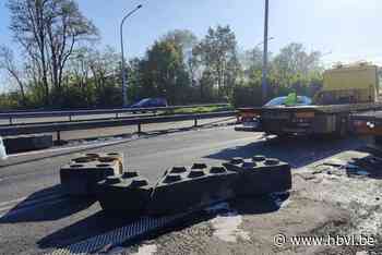 Vrachtwagen verliest lading betonblokken op E313 in Hasselt en veroorzaakt verkeershinder
