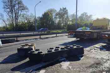 Vrachtwagen verliest lading betonblokken op E313 in Hasselt, verkeershinder richting Luik