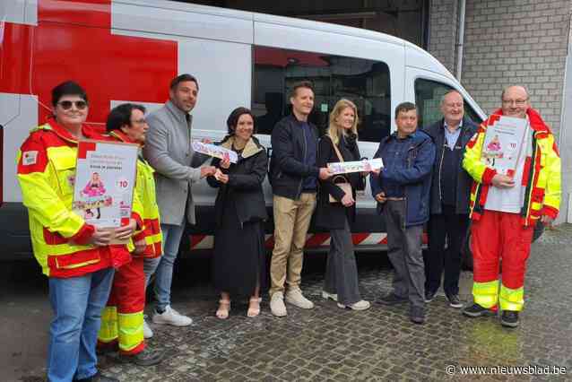 Brecht, Jolien en Joren uit Blind Getrouwd kopen eerste pleisters van Rode Kruis: “Geëngageerde vrijwilligers verdienen steun”
