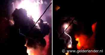 VIDEO | Bliksem verlicht hemel boven vulkaanuitbarsting in Indonesië