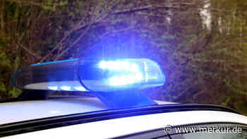 Fahrer wollte Radiosender wechseln: Totalschaden bei Unfall nahe Bad Tölz