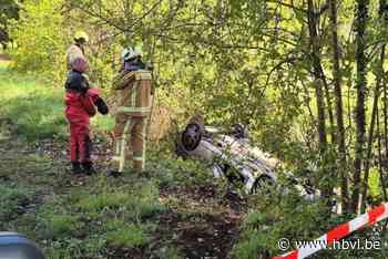 Auto gaat over de kop en belandt in beek in Zolder: 26-jarige bestuurster lichtgewond