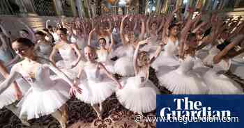 Record-breaking ballet dancers and protesting farmers : photos of the day – Thursday